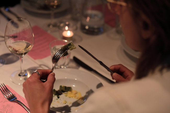 Gast geniet van diner bij kaarslicht
