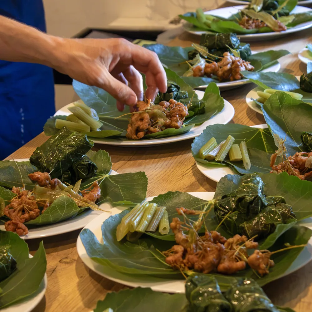 Chef legt de laatste hand aan gerechten geserveerd op vijgenblad