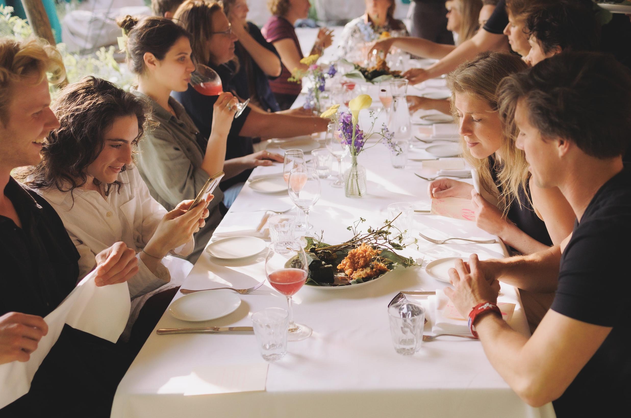 Parool - Aan tafel voor een vijfgangendiner uit het voedselbos