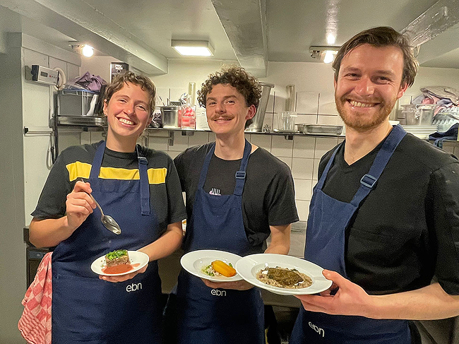 Het team in de keuken met gerechten